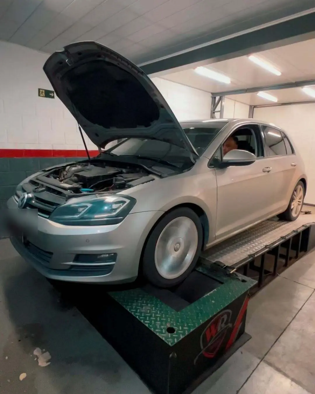 VW Golf 1.0 Turbo com o capô aberto sobre o dinamômetro