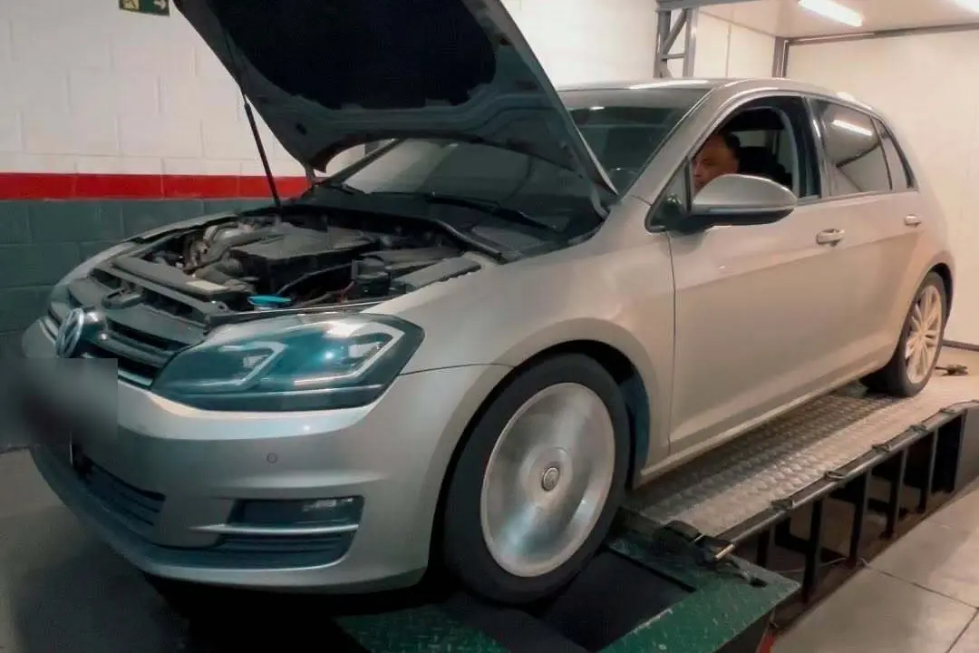 VW Golf 1.0 Turbo com o capô aberto sobre o dinamômetro